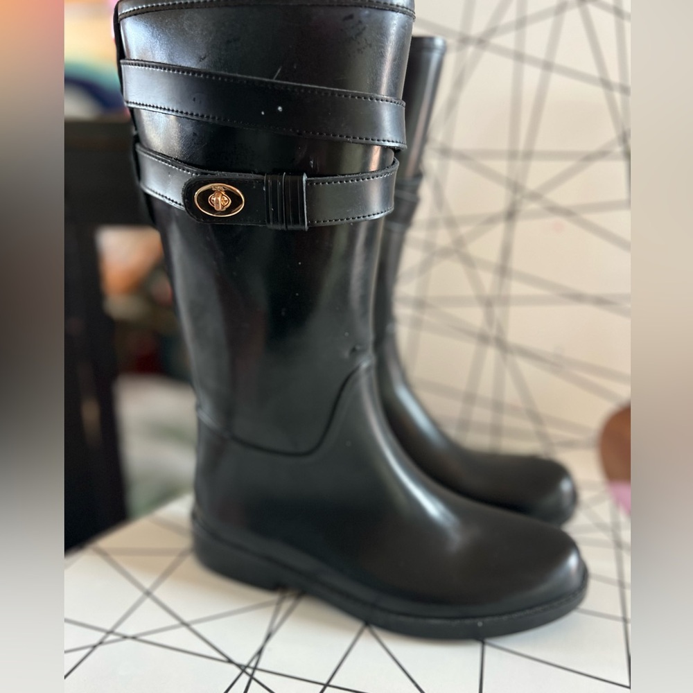 Coach Trisha gold turn lock black rubber rain boots sz 6